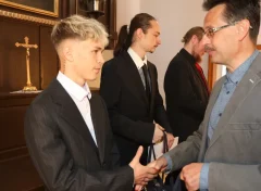 Absolventi Nerudovky vykročili do nové životní etapy