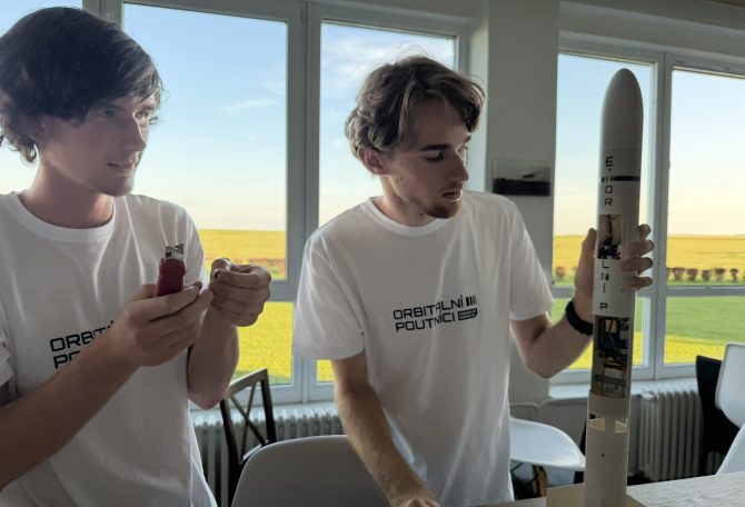 Studenti z Českých Budějovic míří ke hvězdám. Podpořili jsme raketový projekt mladých talentů
